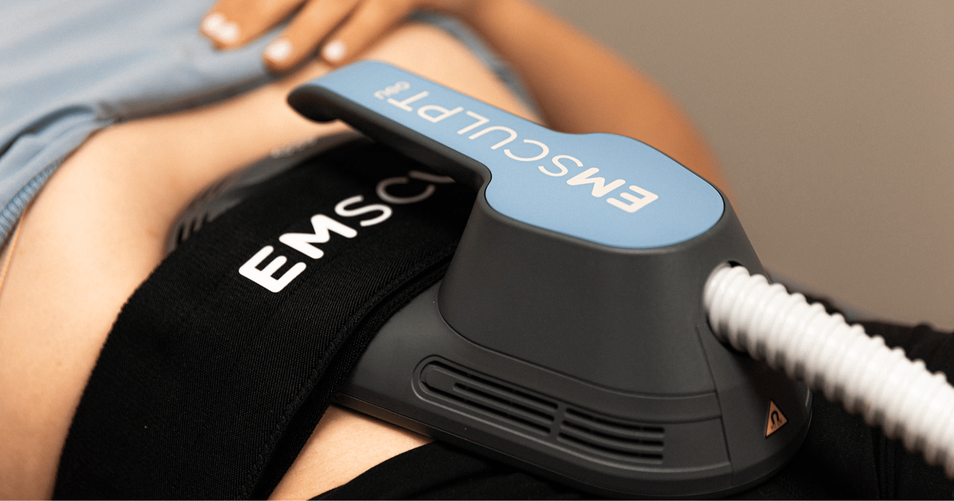 Patient receives an EMSCULPT NEO treatment on her abdomen.